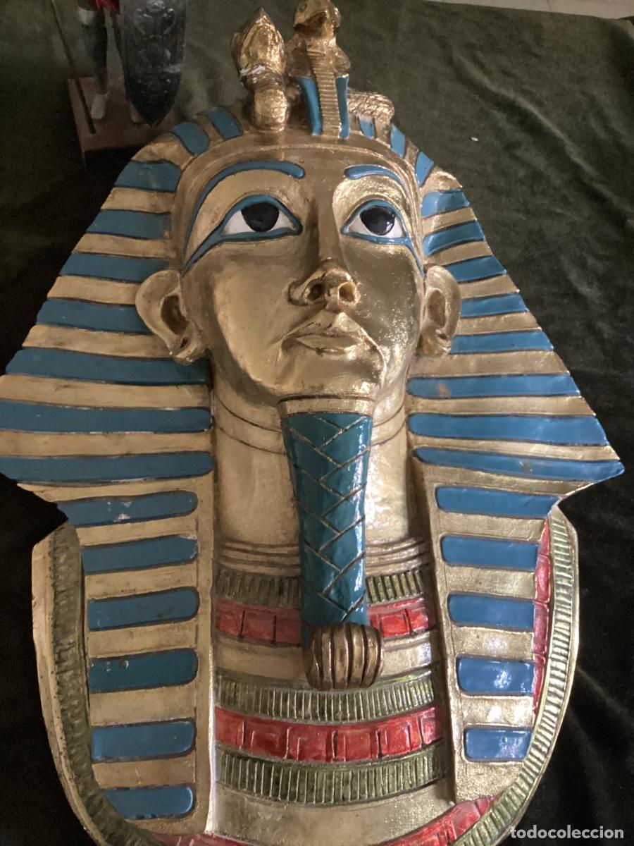 Arte: GRAN RELIEVE MURAL DE TUTANKAMON. ESCAYOLA POLICROMADA 62x50 cm. 8-9 kilos. EGIPTO.