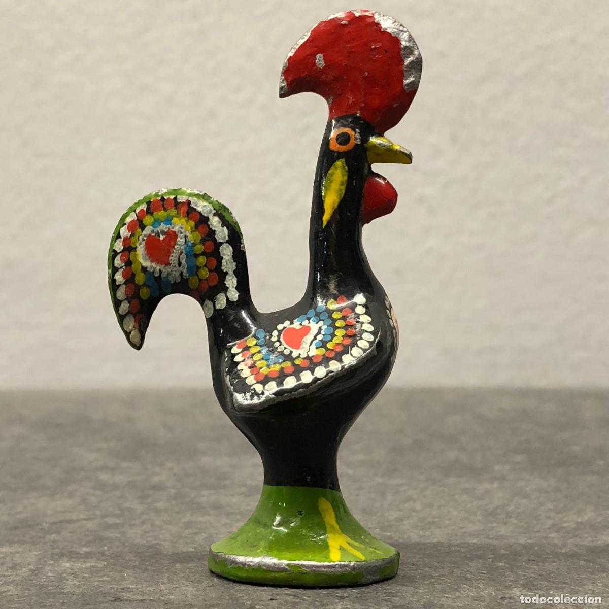 Arte: GALLO DE BARCELOS - ARTESANIA DE PORTUGAL - DE METAL DE FUNDICI&Oacute;N PINTADO - 8 X 4,5 CM / 510