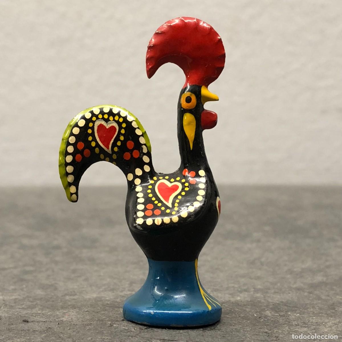 Arte: GALLO DE BARCELOS - ARTESANIA DE PORTUGAL - DE METAL DE FUNDICI&Oacute;N PINTADO - 6,5 X 3,5 CM / 511