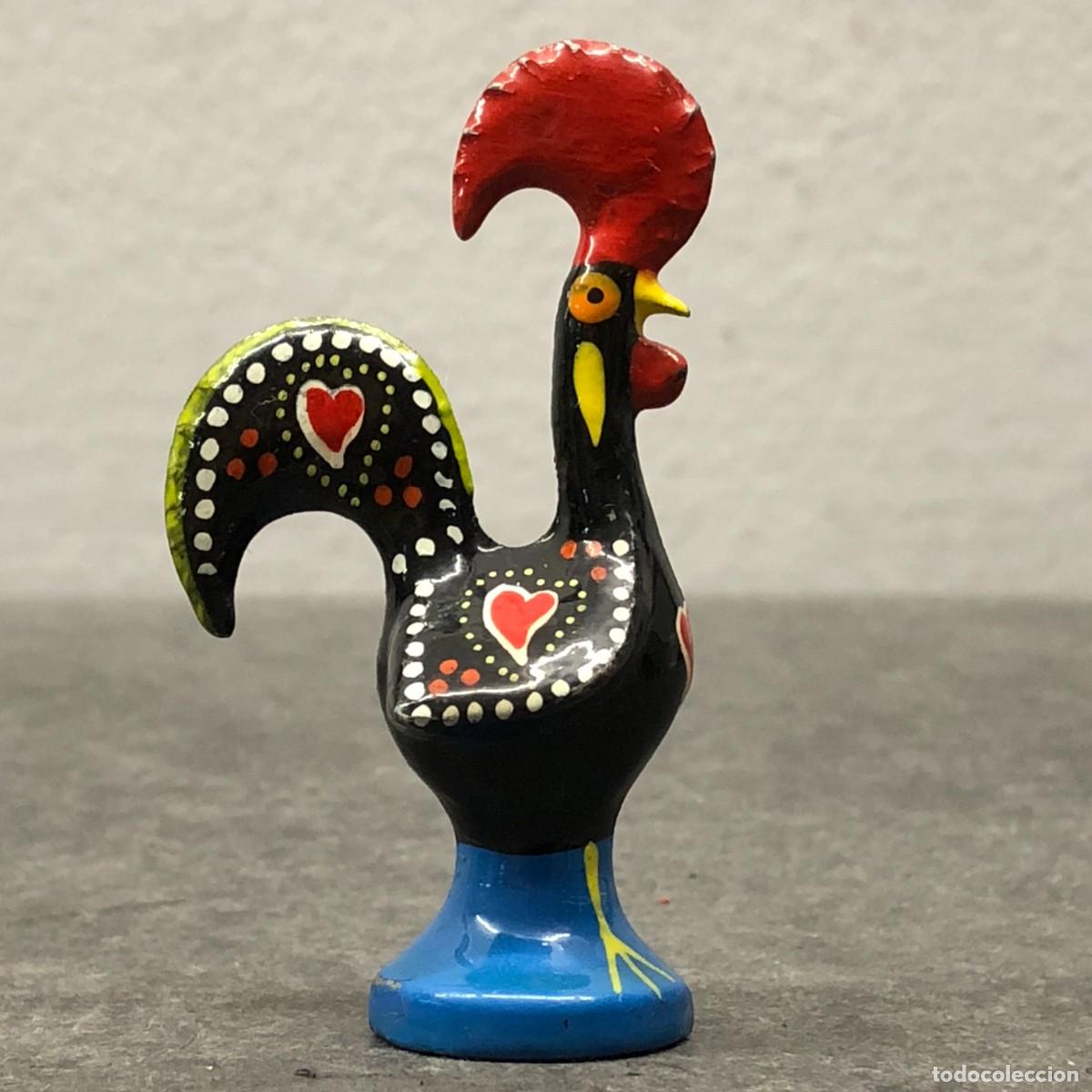 Arte: GALLO DE BARCELOS - ARTESANIA DE PORTUGAL - DE METAL DE FUNDICI&Oacute;N PINTADO - 7 X 4 CM / 512