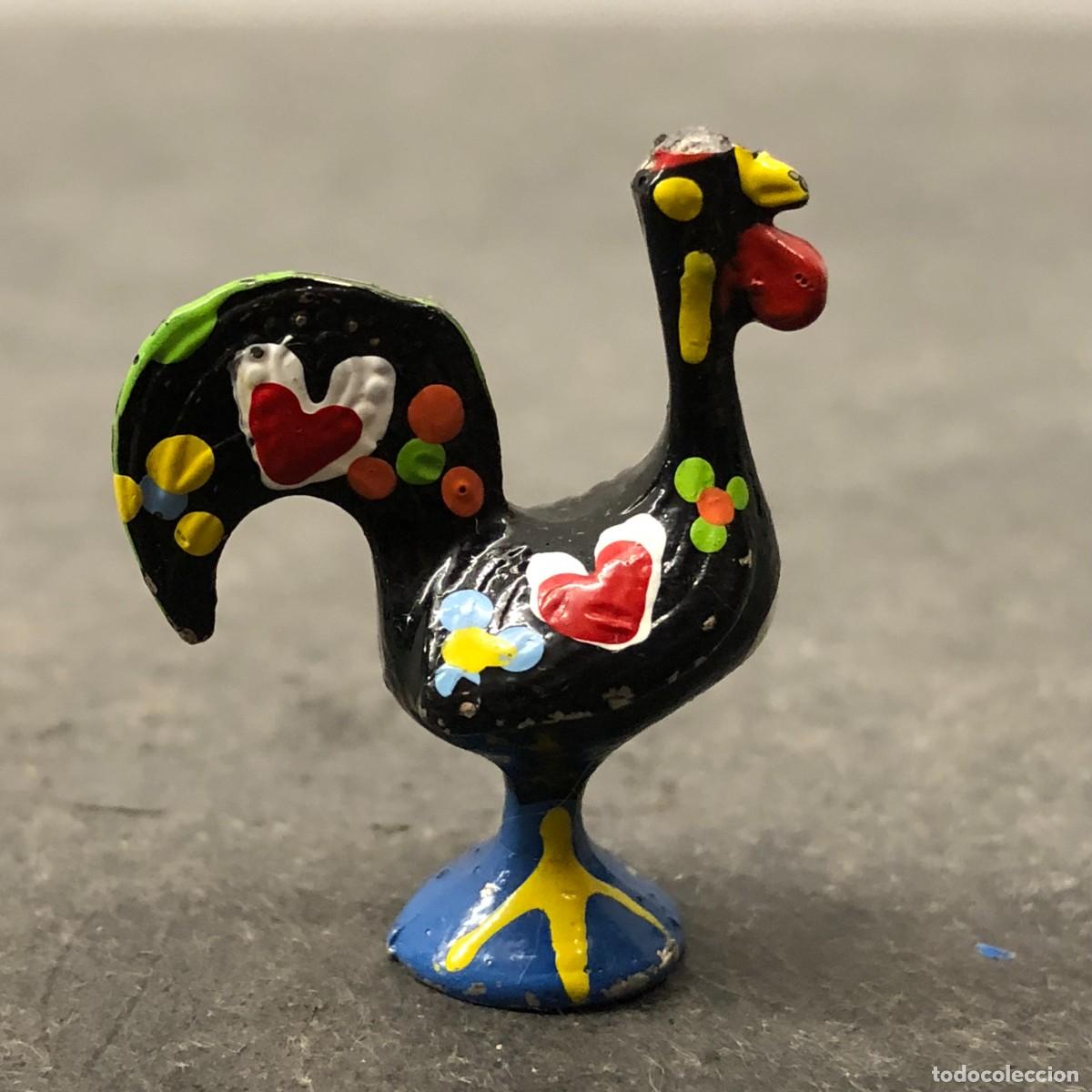 Arte: GALLO DE BARCELOS - ARTESANIA DE PORTUGAL - DE METAL DE FUNDICI&Oacute;N PINTADO - 3 X 2,5 CM / 513