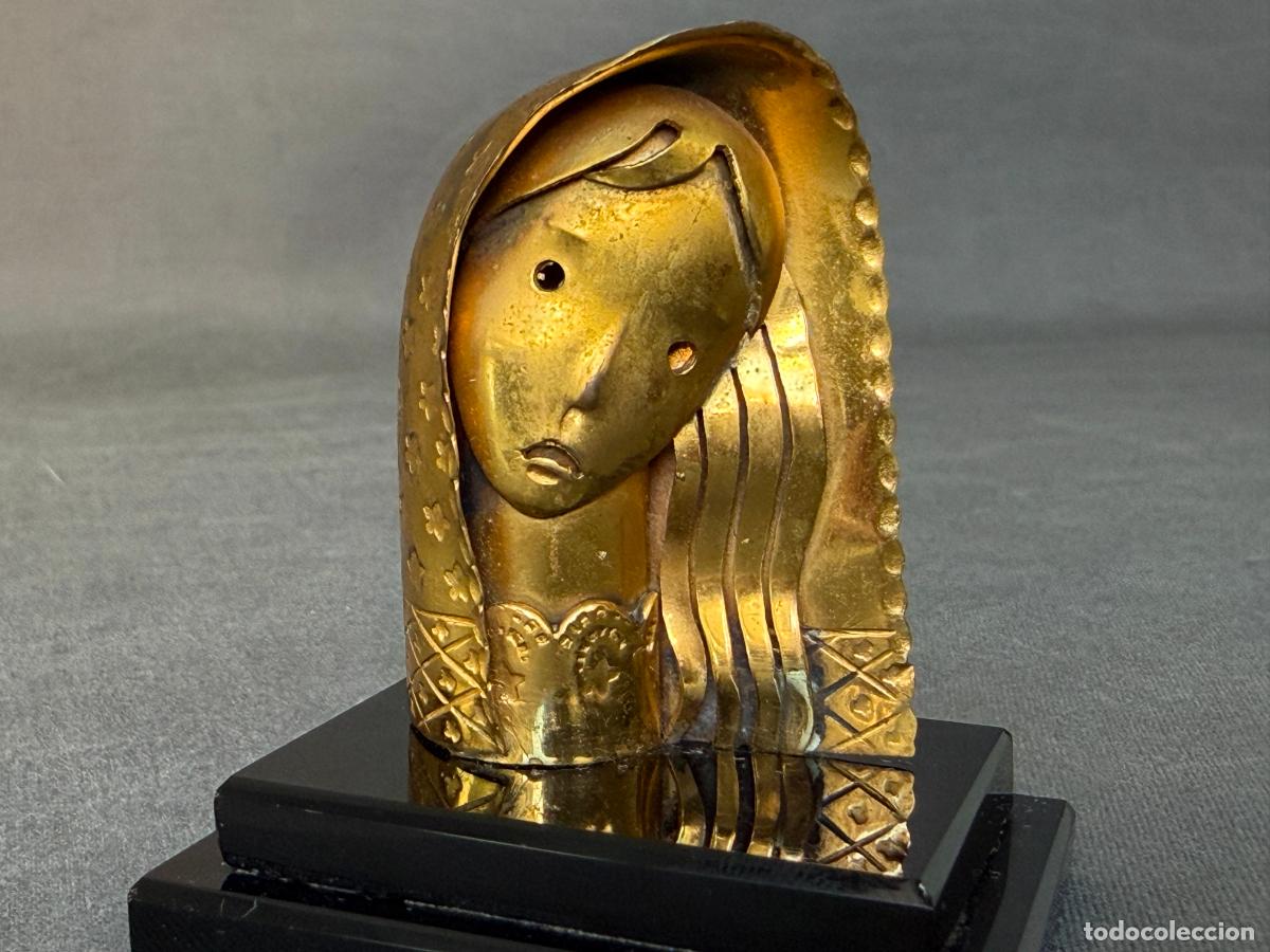 Arte: Virgen ni&ntilde;a , escultura en lat&oacute;n , 1970s.