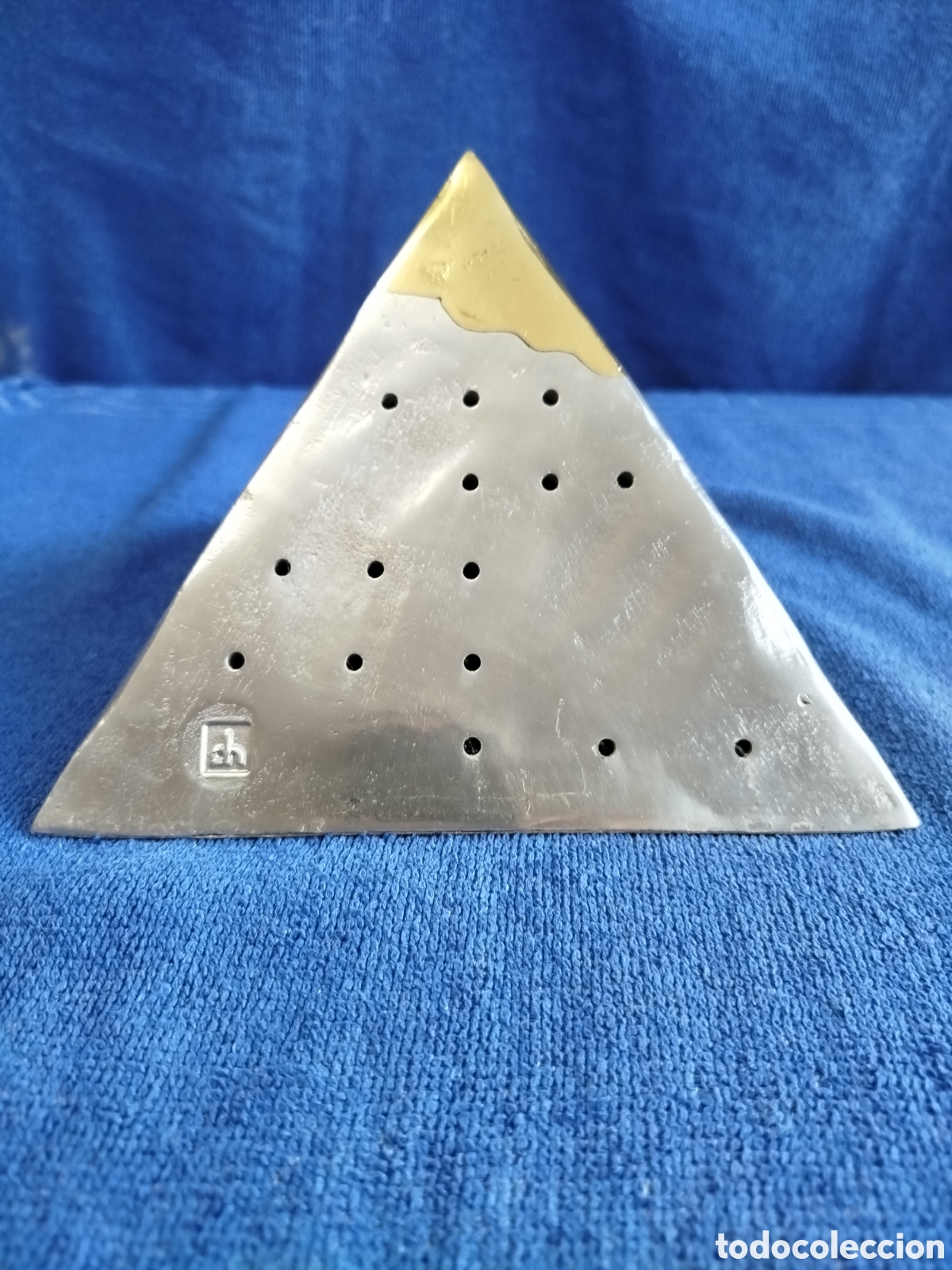 Arte: Escultura brutalista de pir&aacute;mide en aluminio y bronce, de David Marshall
