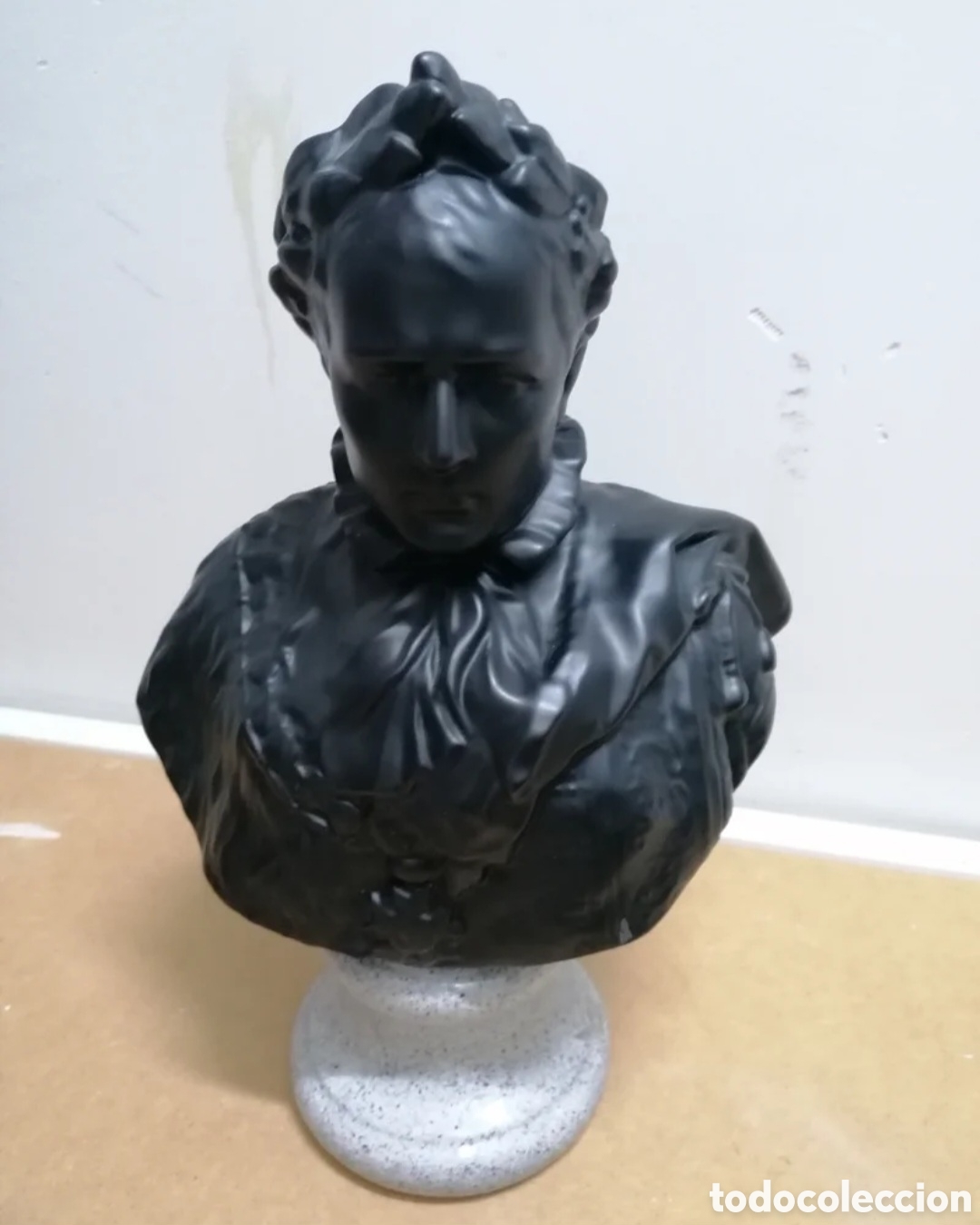 Arte: Busto cer&aacute;mico de Napole&oacute;n Bonaparte elaborado en los prestigiosos talleres hist&oacute;ricos de la V