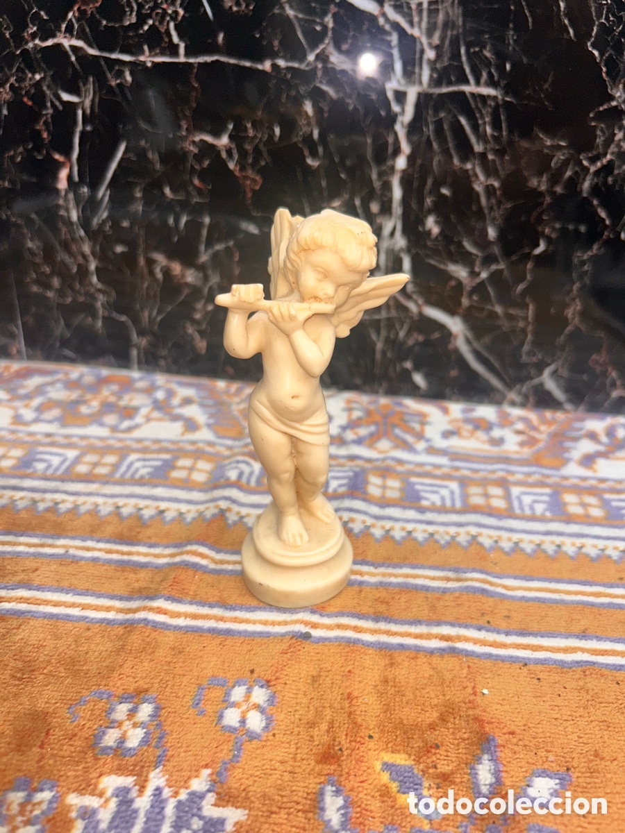 Arte: escultura vintage de un querub&iacute;n o &aacute;ngel tocando la flauta