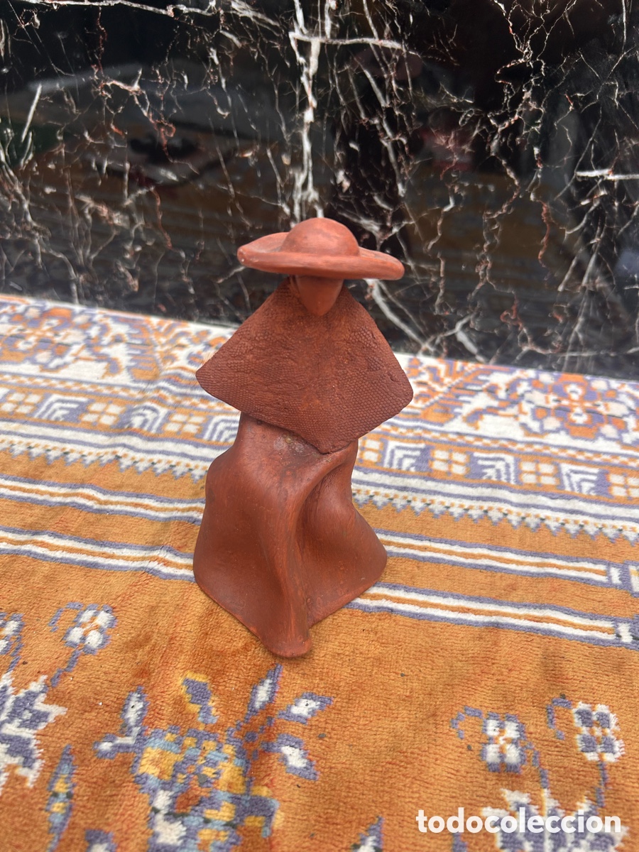 Arte: peque&ntilde;a escultura artesanal de arcilla o terracota