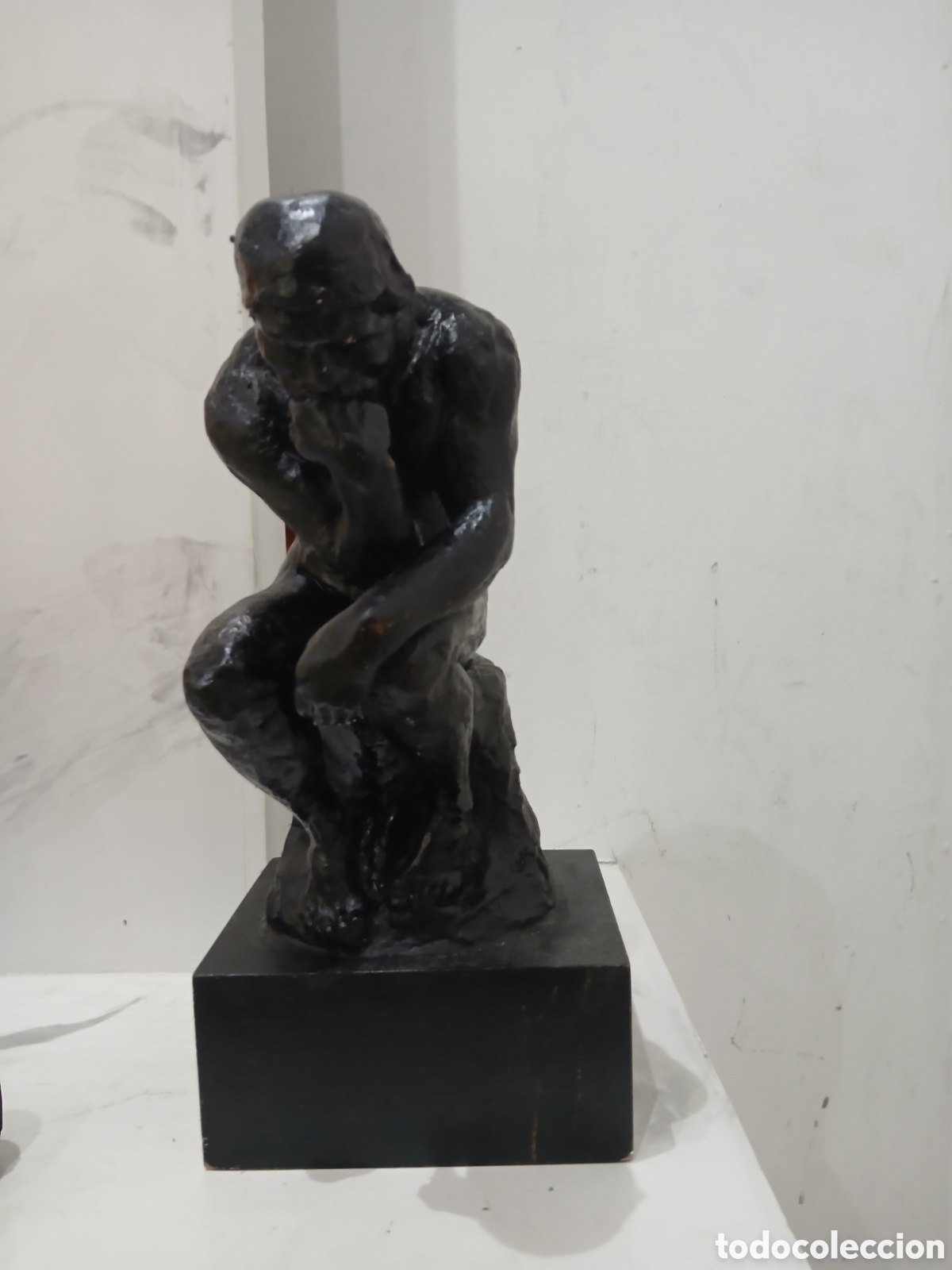 Arte: Escultura antiguo de estuco el pesador