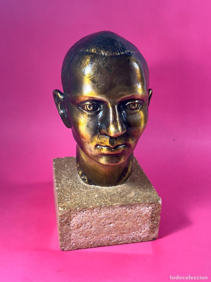 Arte: BUSTO DE MIGUEL HERNANDEZ