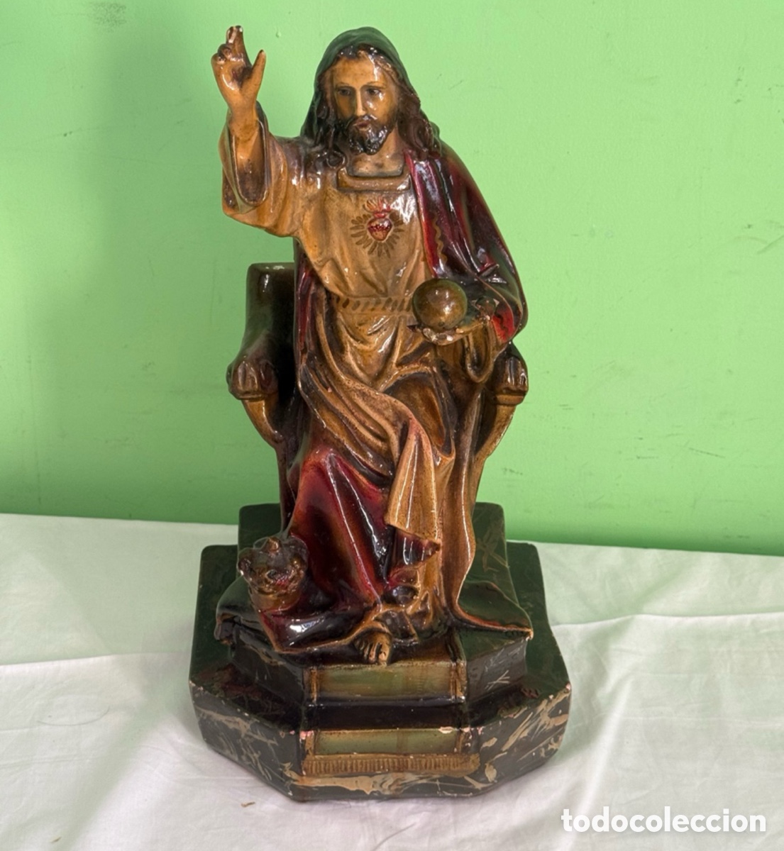 Arte: Sagrado Coraz&oacute;n de Jes&uacute;s entronizado &ndash; Escayola policromada &ndash; 32 cm