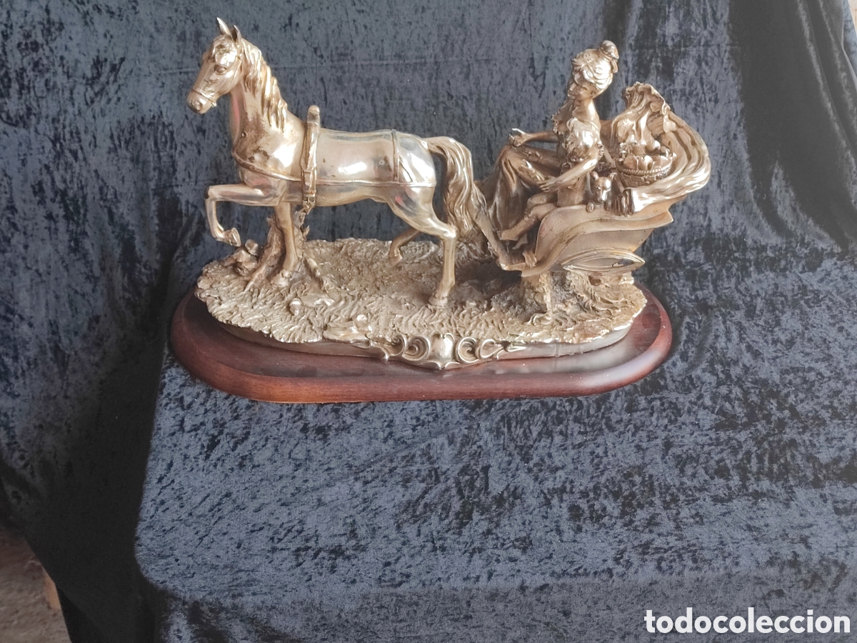 Arte: Espectacular escultura de una figura ba&ntilde;ada en plata con pareja en carruaje s.xx gran tama&ntilde;o 50 cm