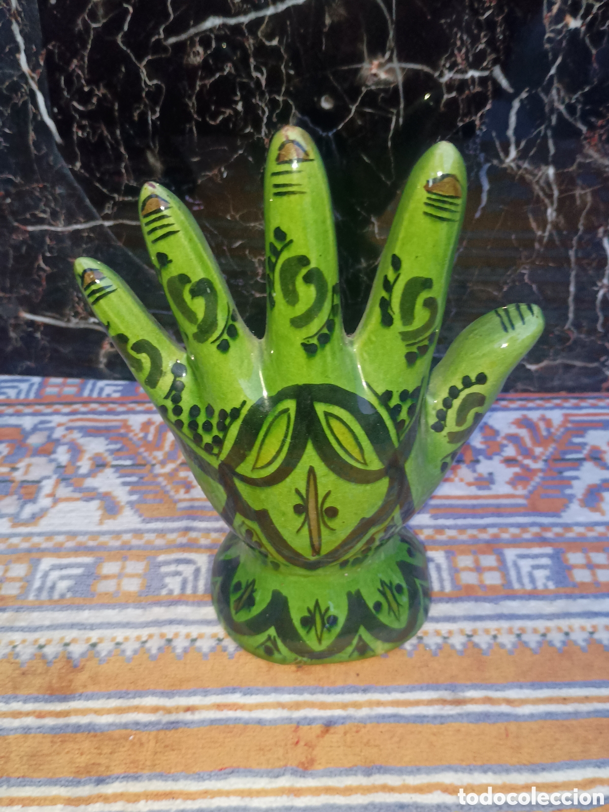 Arte: cer&aacute;mica con forma de mano de F&aacute;tima (Jamsa)