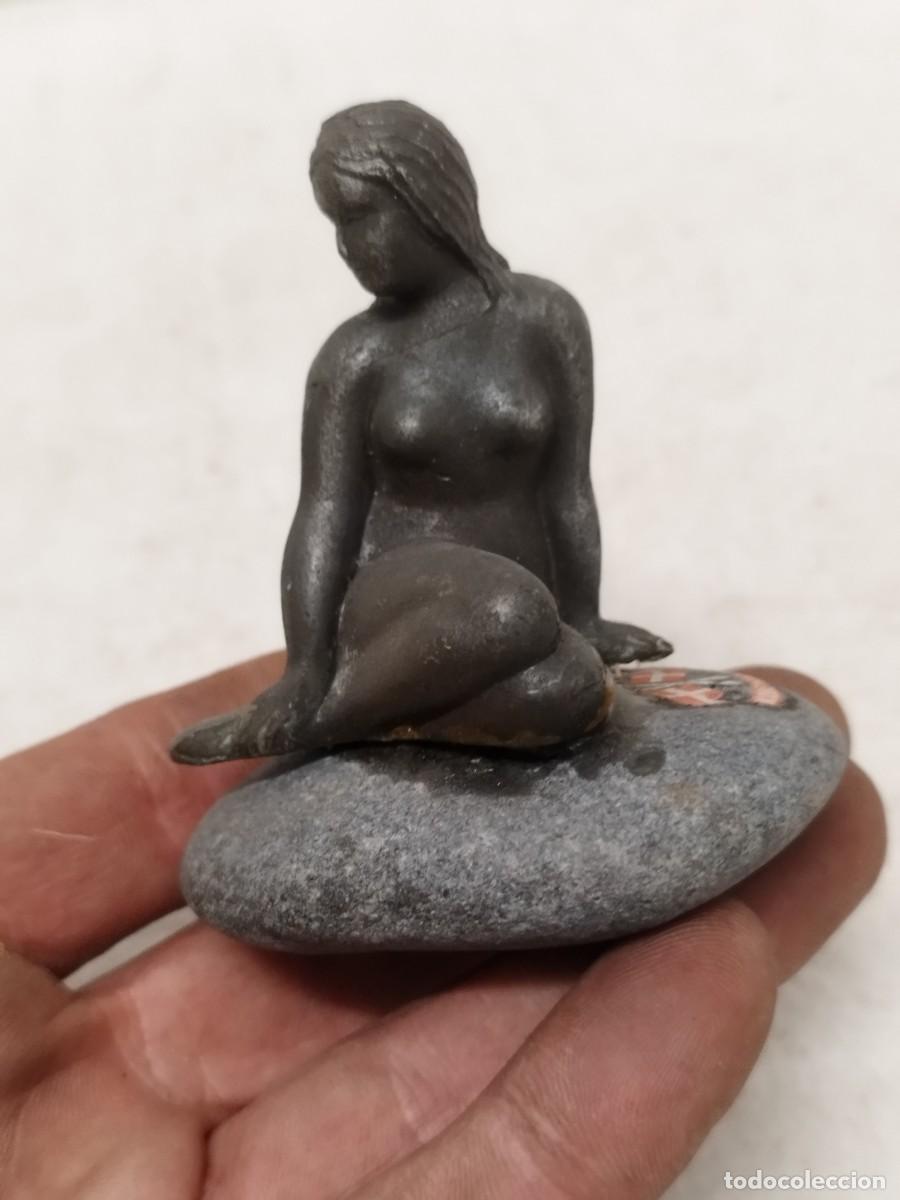 Arte: Figura de una sirena sentada en una piedra. Reproduccion Escultura Edvard Eriksen en Dinamarca.
