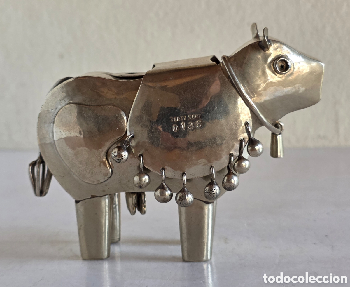 Arte: Escultura Figura Vaca Lechera con Manto de Cascabeles - Grabada P&eacute;rez Sanz 0136 - Dise&ntilde;o Argentina
