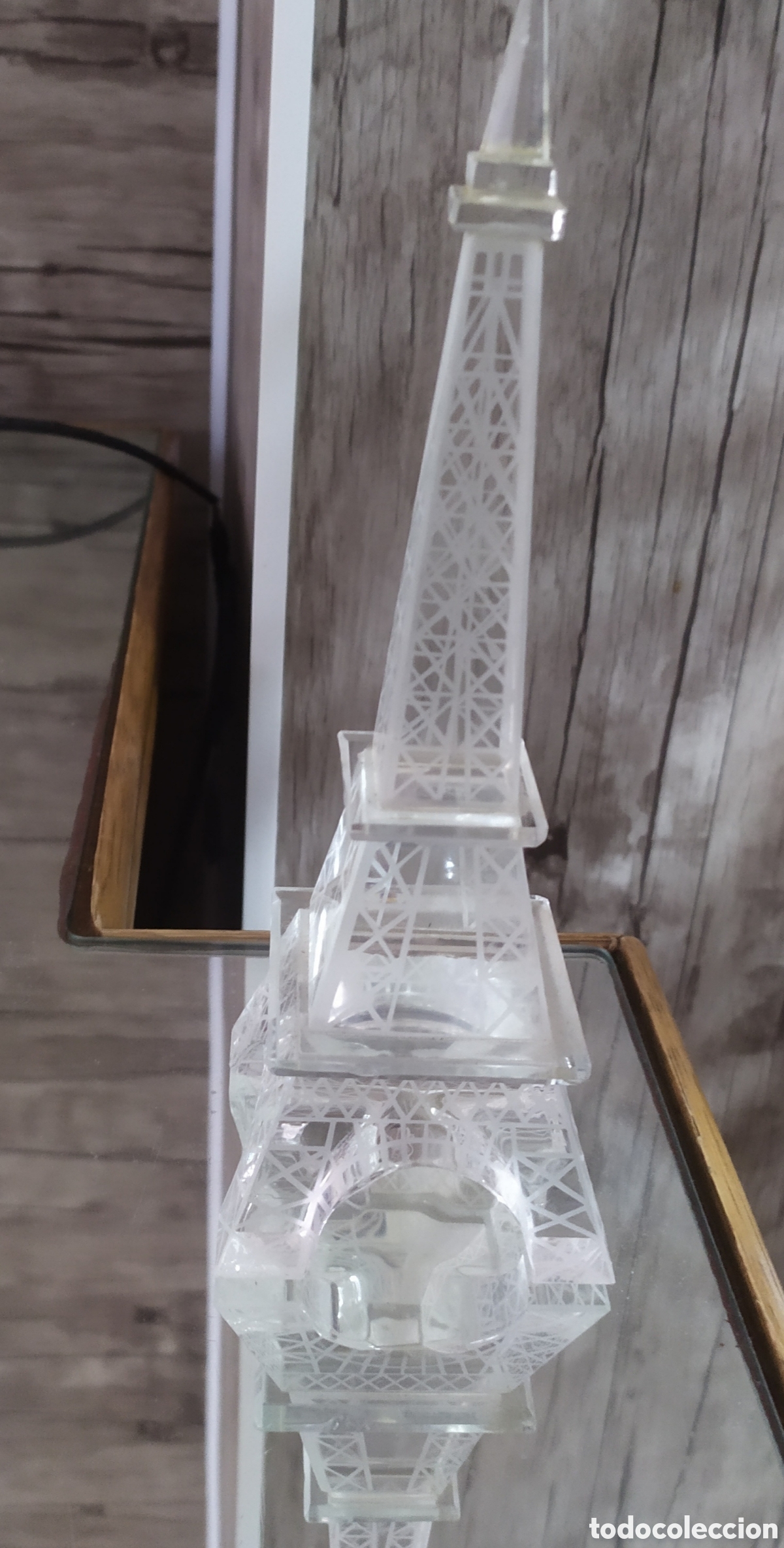 Arte: Bonita torre Eiffel de cristal, mide 20 cm de altura. Tiene rota la punta de la antena como muestran