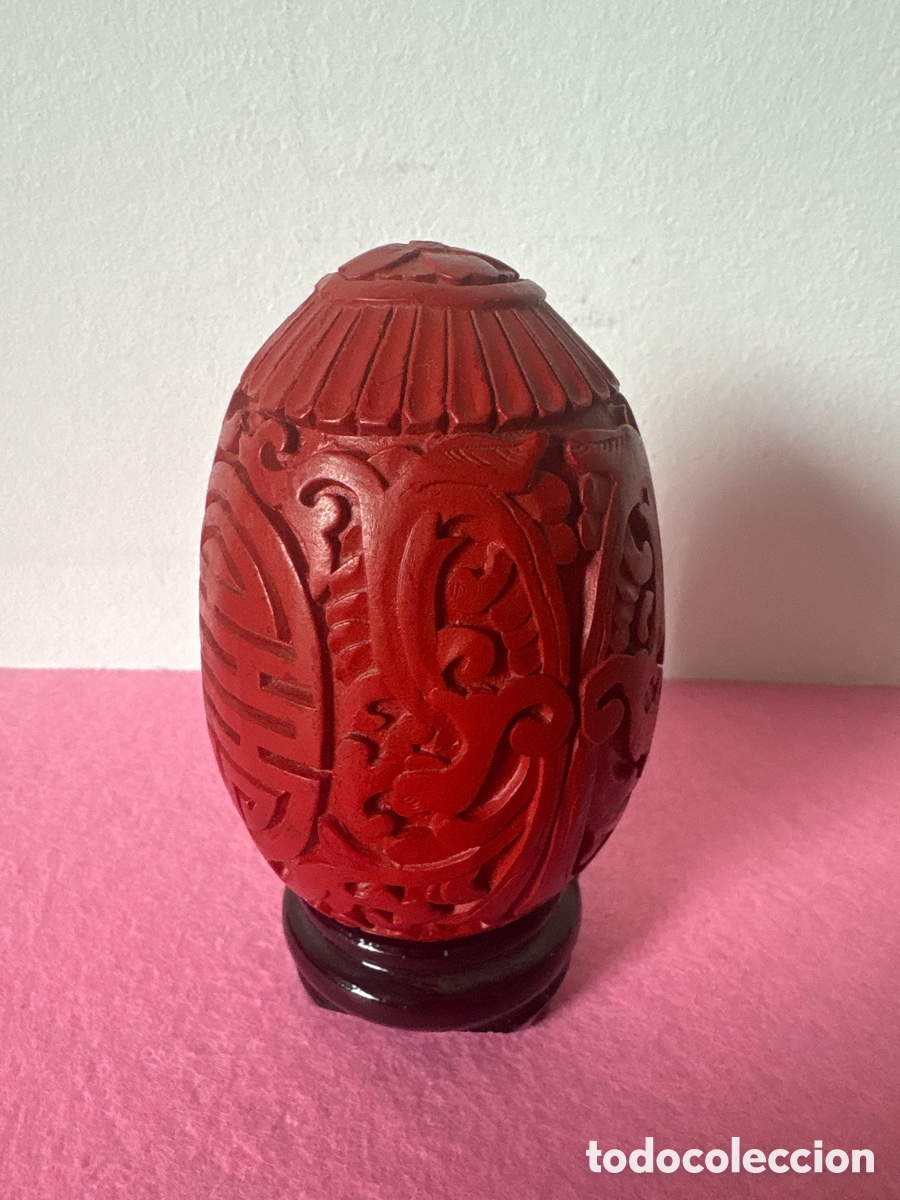 Kunst: Antiguo huevo en cinabrio, laca china roja, arte oriental