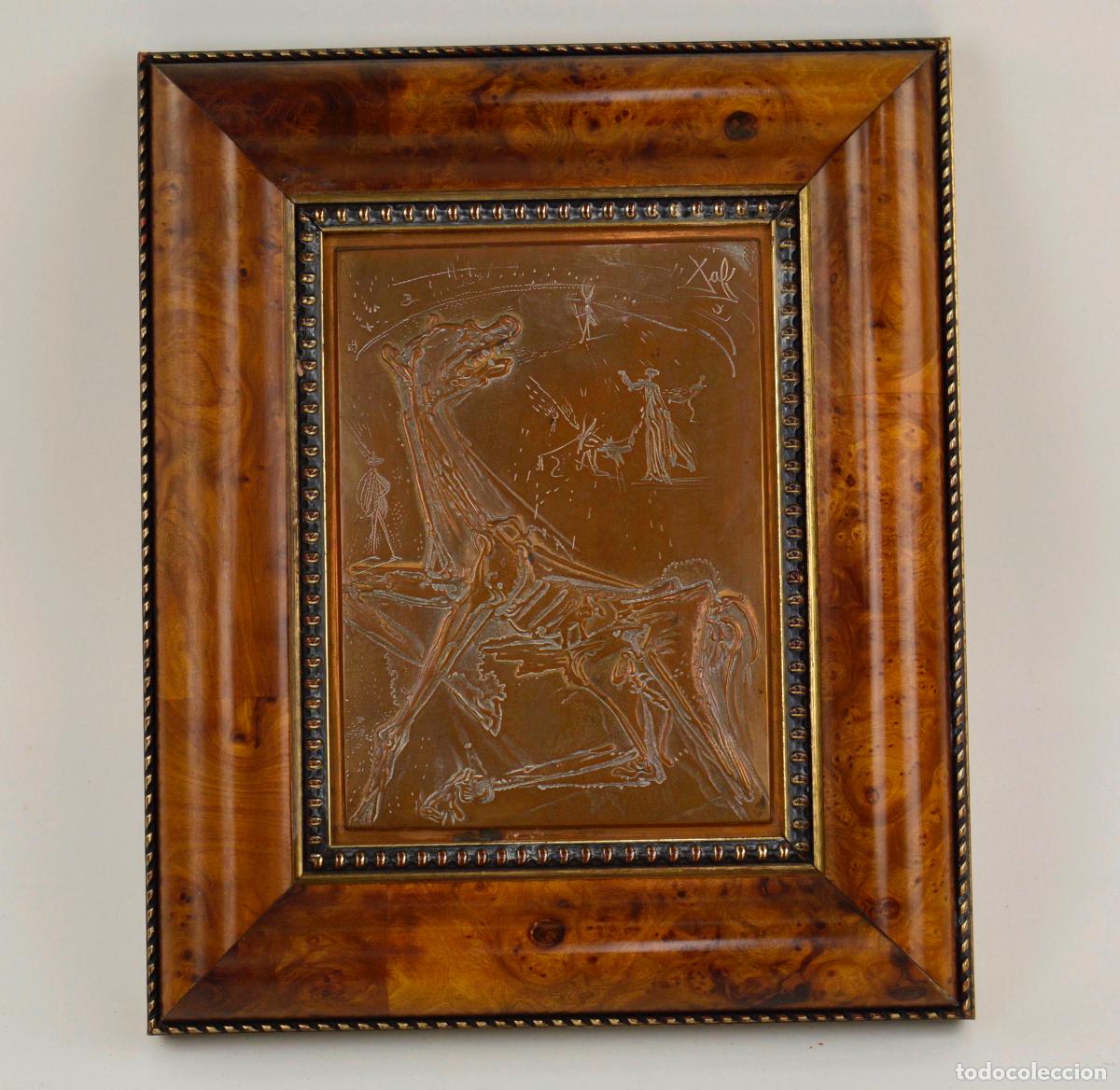 Arte: Bajorrelieve o grabado en placa de cobre de tem&aacute;tica surrealista firmado Dal&iacute;.