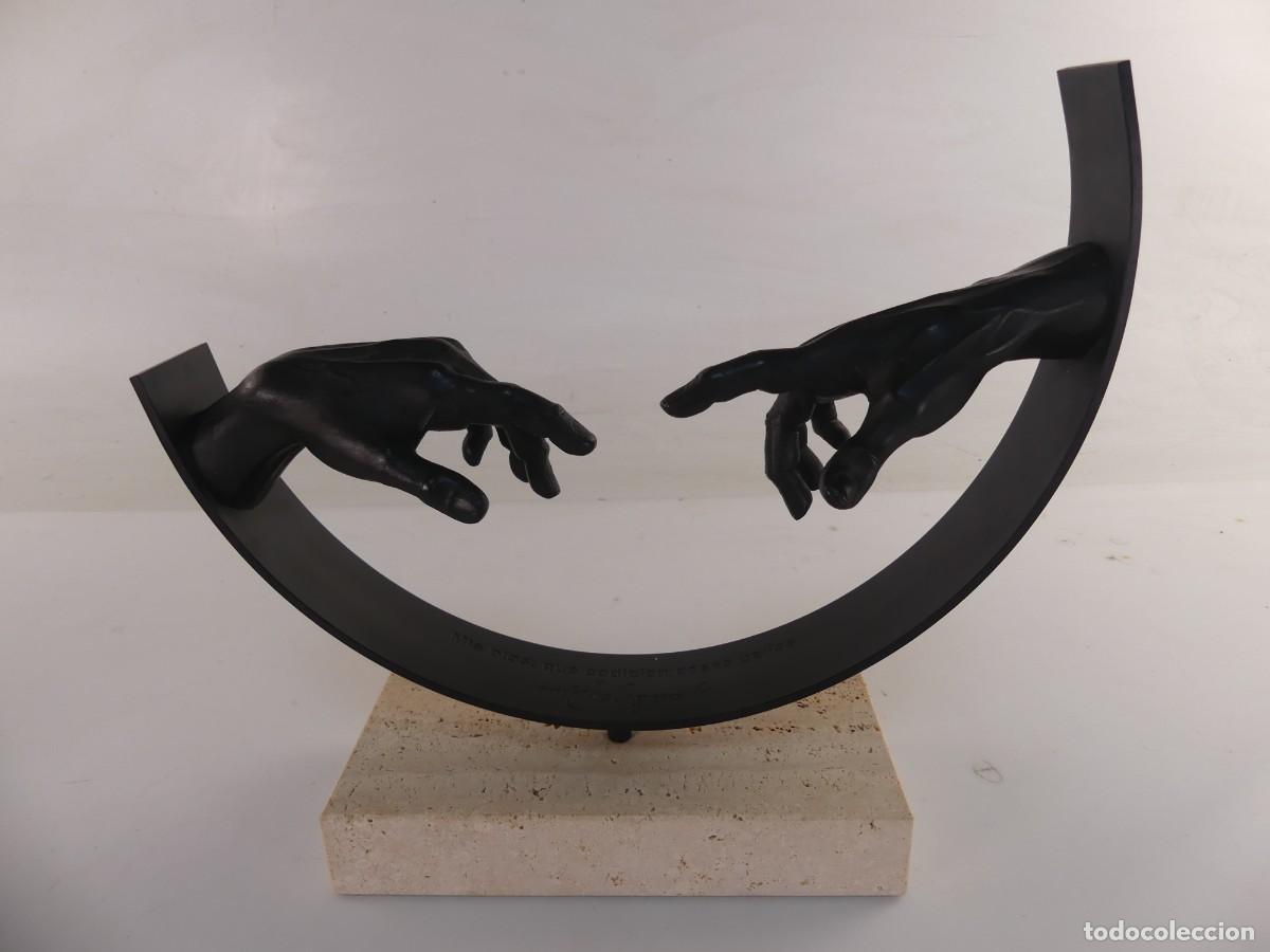 Arte: Escultura bronce Las manos de la creaci&oacute;n de Ad&aacute;n
