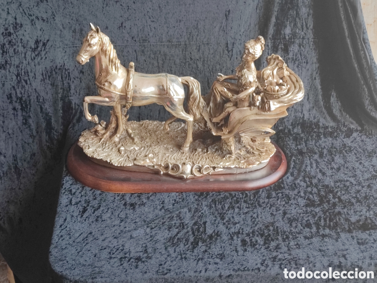 Art: Espectacular escultura de una figura ba&ntilde;ada en plata con pareja en carruaje s.xx gran tama&ntilde;o 50 cm