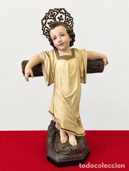 Arte: NI&Ntilde;O JES&Uacute;S CON CRUZ DE LOS TALLERES DE OLOT , ESTUCO POLICROMADO 53 CM