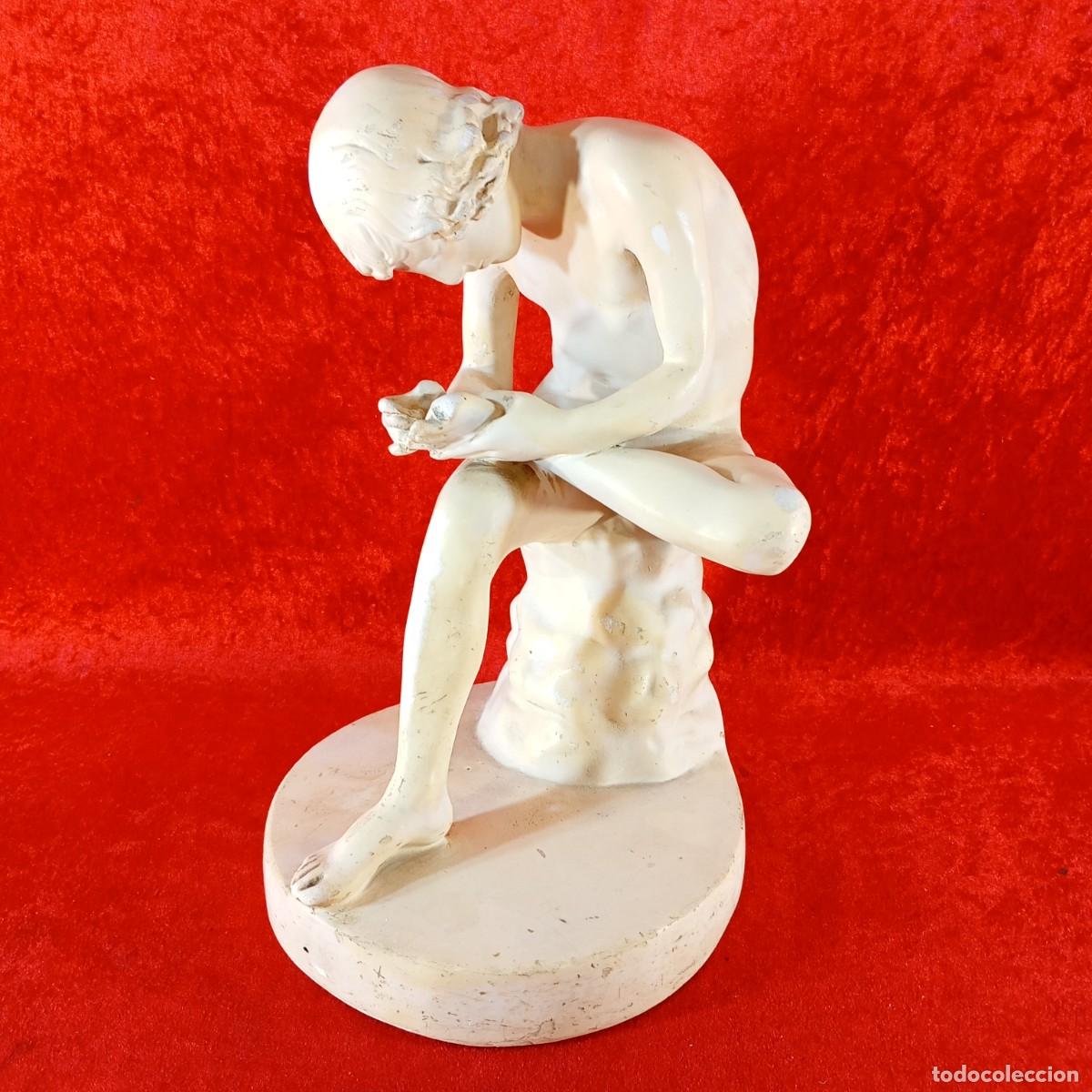 Arte: EL ESPINARIO - THE SPINARO - ESCULTURA EN YESO DE UN NI&Ntilde;O QUITANDOSE UNA ESPINA DEL PIE - 35 X 26 CM