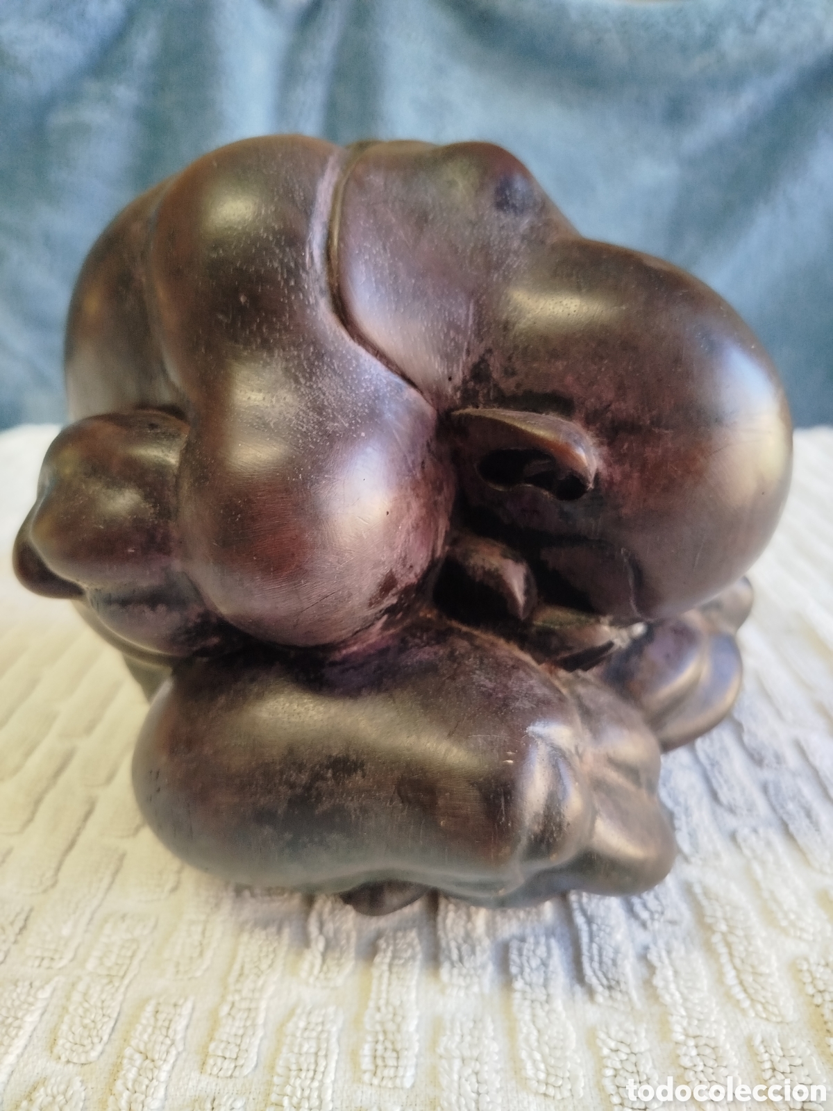 Arte: Escultura asi&aacute;tica de m&aacute;rmol de Buda llor&oacute;n o yogui.