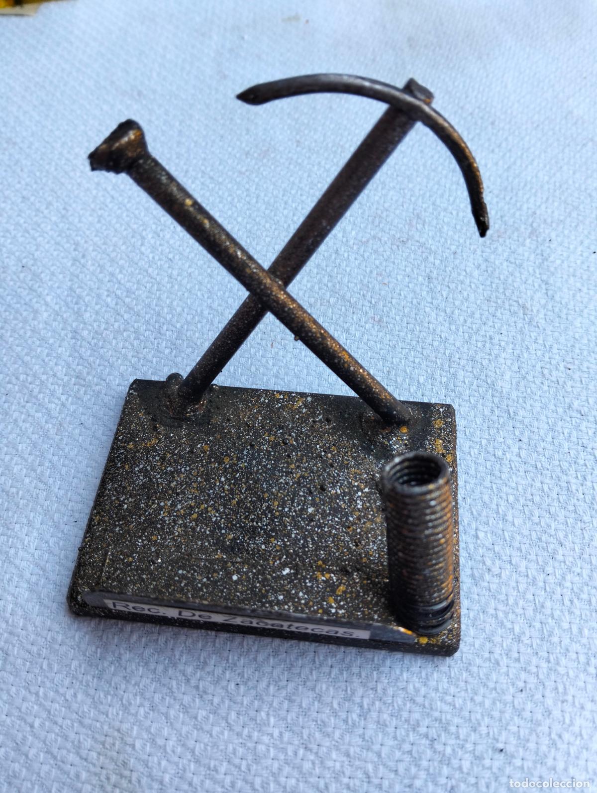 Arte: Figura escultura de sobremesa gris plateado pico y pala recuerdo de zacatecas hierro mineria a&ntilde;os 60