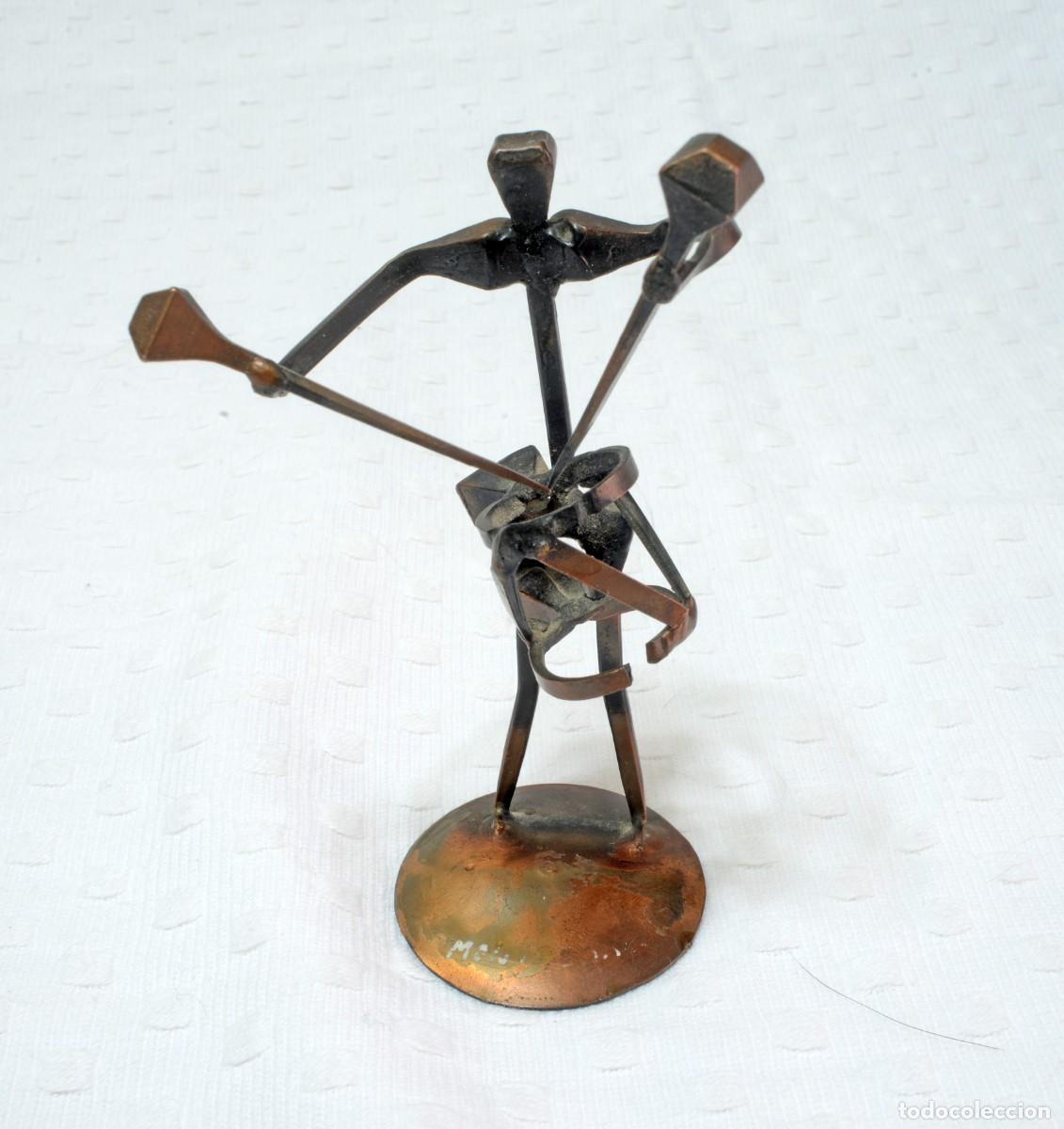 Arte: Peque&ntilde;a escultura artesanal de metal simil cobre, hombre tocando tambor