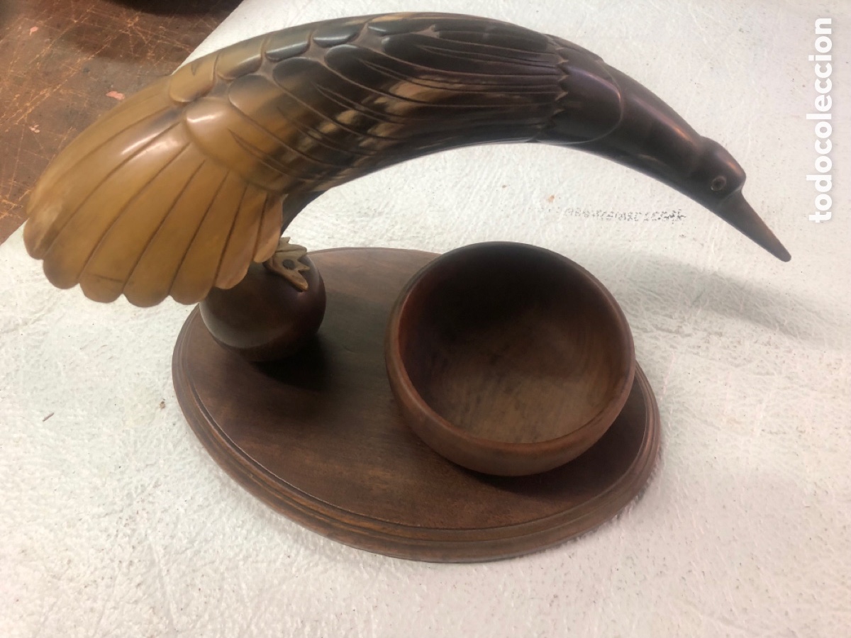 Arte: Figura tallada asta de toro medida del p&aacute;jaro 34 cm de la Peana 26