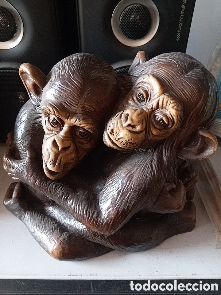 Arte: ESCULTURA PAREJA DE CHIMPANCES ABRAZADOS
