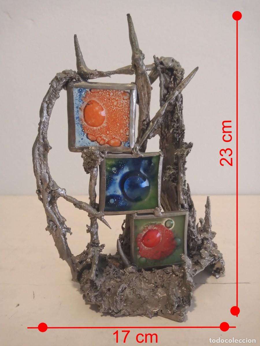 Arte: ESCULTURA ABSTRACTA EN METAL Y ESMALTE / VIDRIO (23 CM)