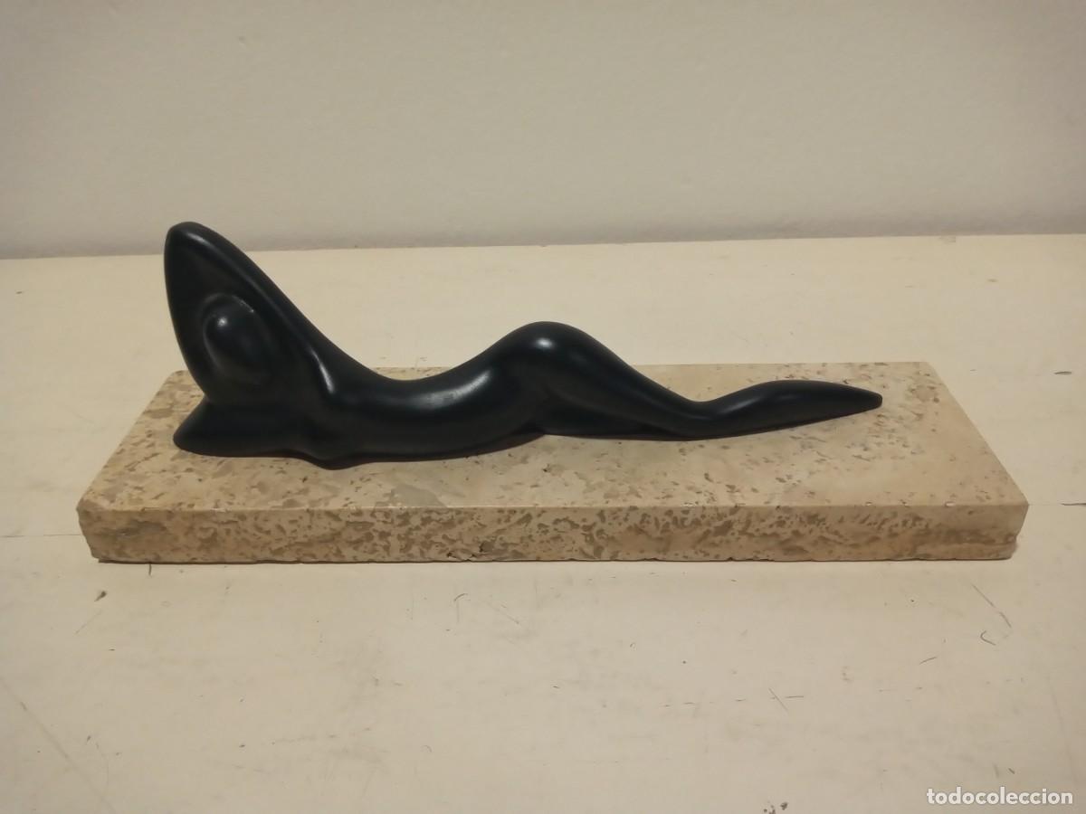 Arte: ESCULTURA FIGURA FEMENINA RECOSTADA ARTE MODERNO