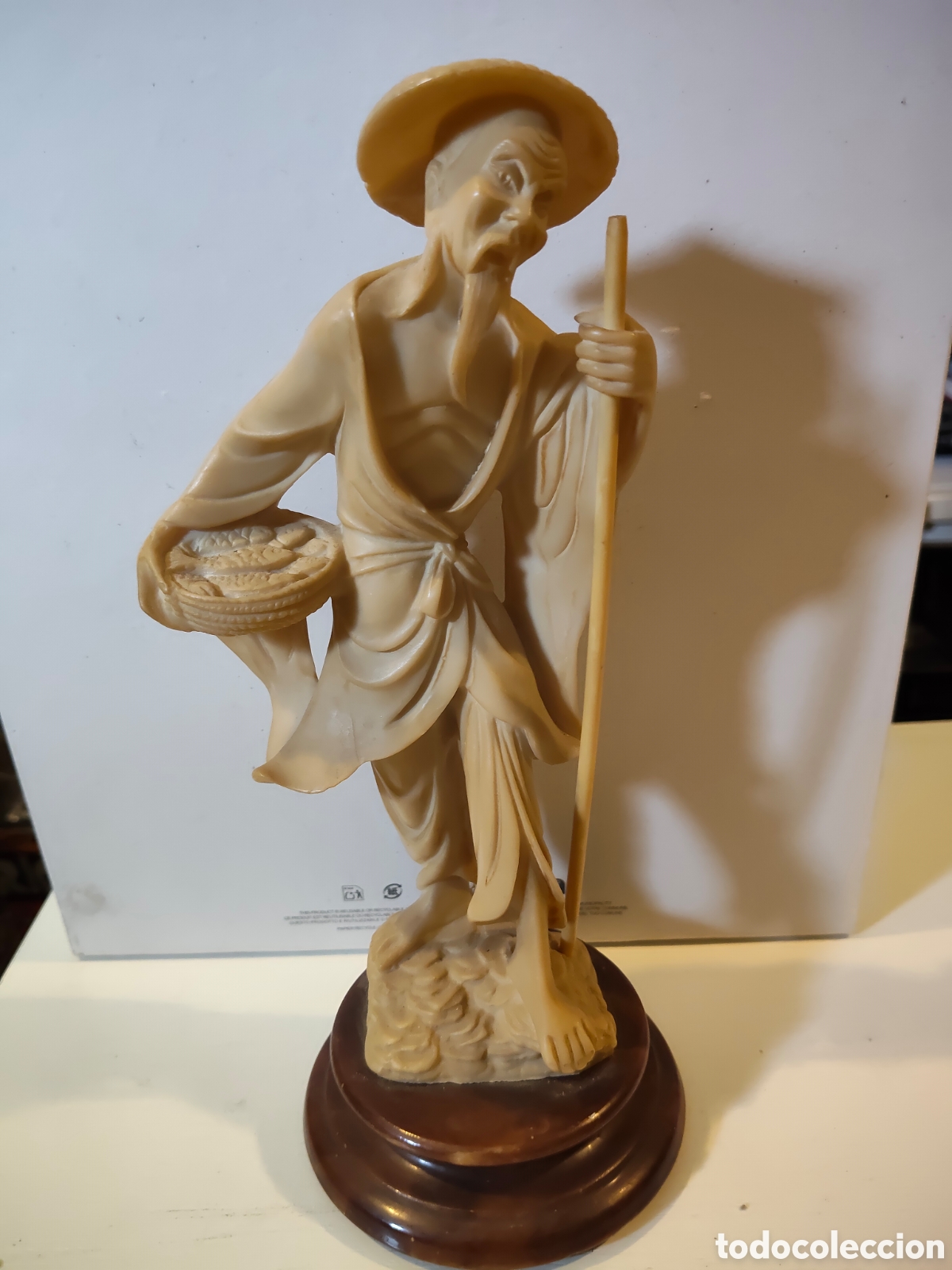 Arte: Figura pescador asi&aacute;tico 23 cm