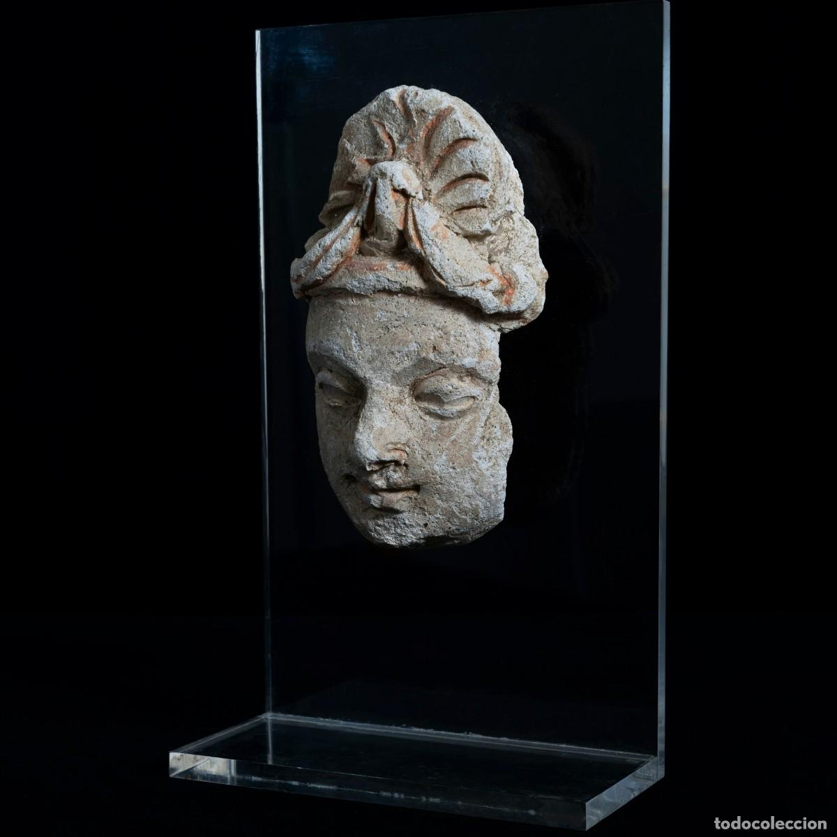 Arte: Cabeza de Bodhisattva en Estuco de Gandhara con Pigmentos Originales, Siglos III-V
