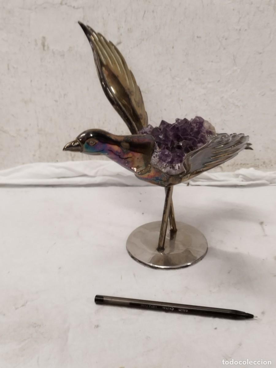 Kunst: Antigua figura de un ave con piedra amatista purpura. Marcaje a identificar.