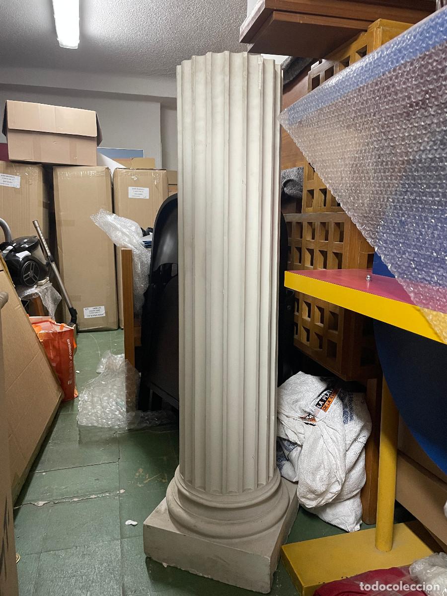 Arte: Columna decorativa cl&aacute;sica estriada de escayola con basa y pedestal cuadrado