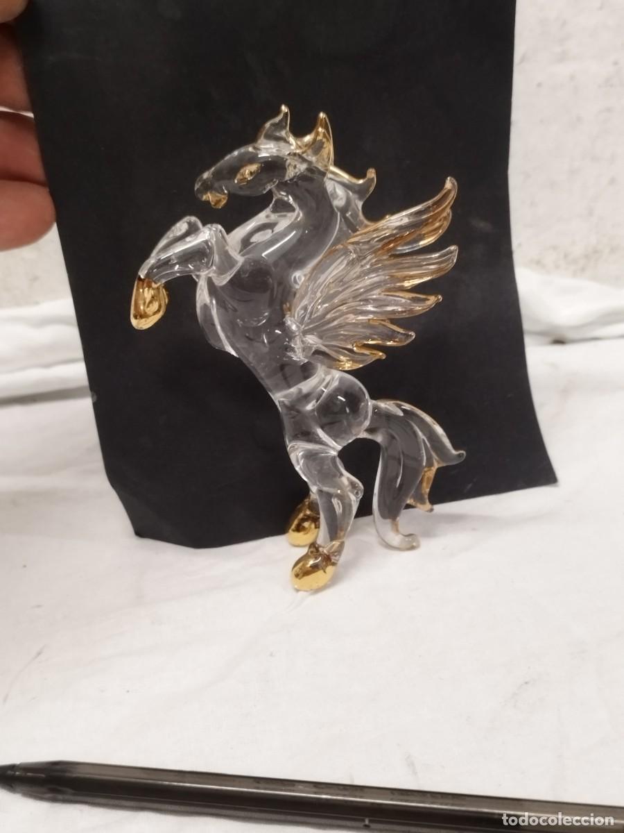 Arte: Antigua figura de cristal soplado de un caballo alado o Pegaso. Vidrio con detalles dorados.