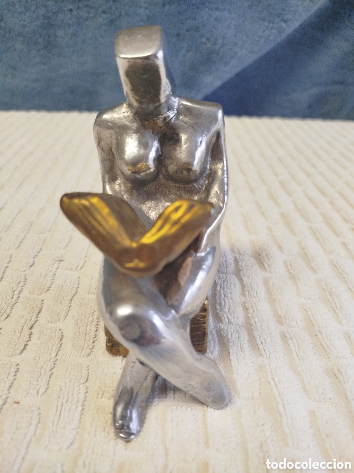Arte: Escultura de bronce y aluminio &rdquo;el lector&rdquo; de David Marshall