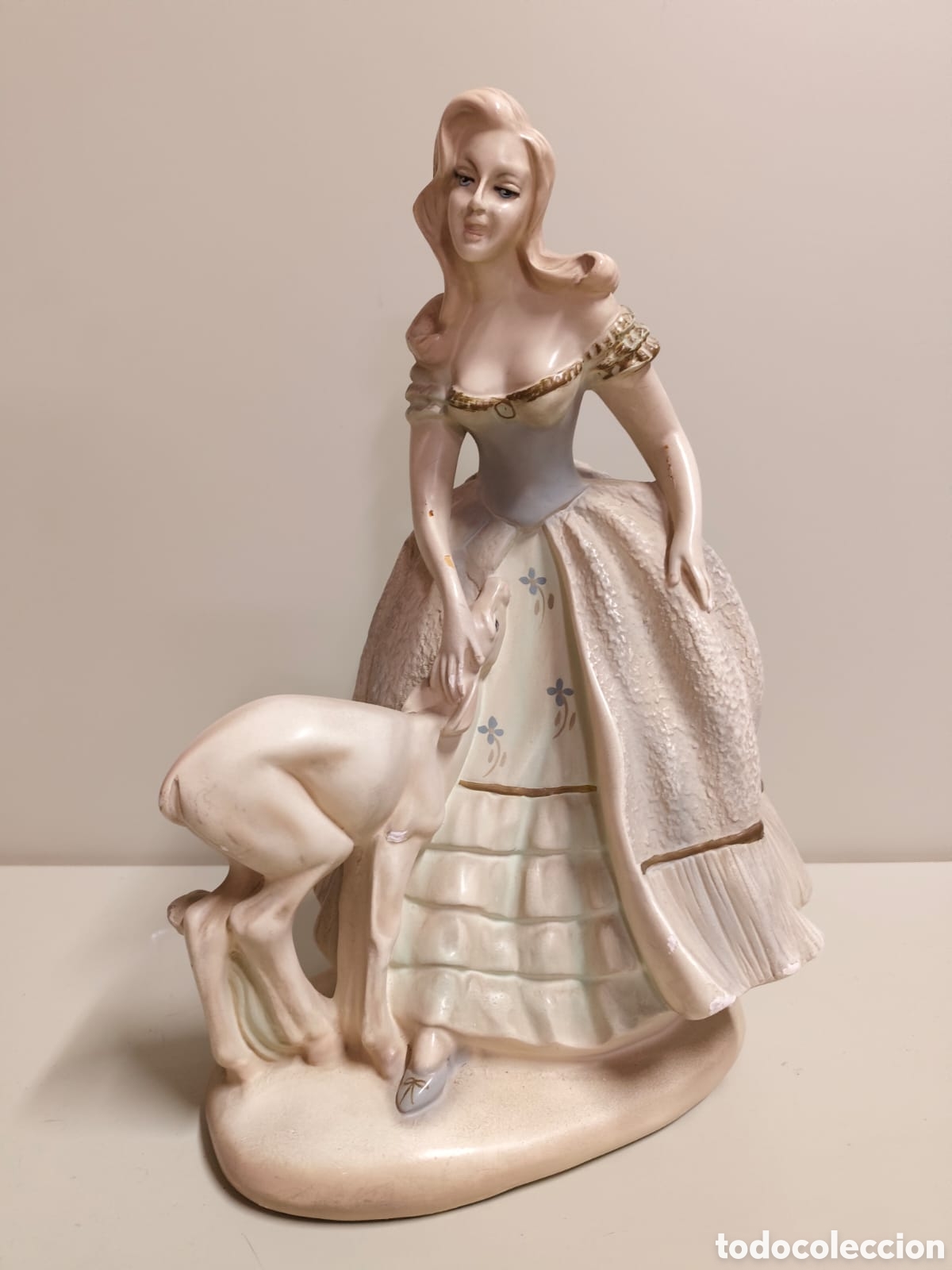 Arte: Figura escultura de cer&aacute;mica mujer con cervatillo. Un par de imperfecciones.
