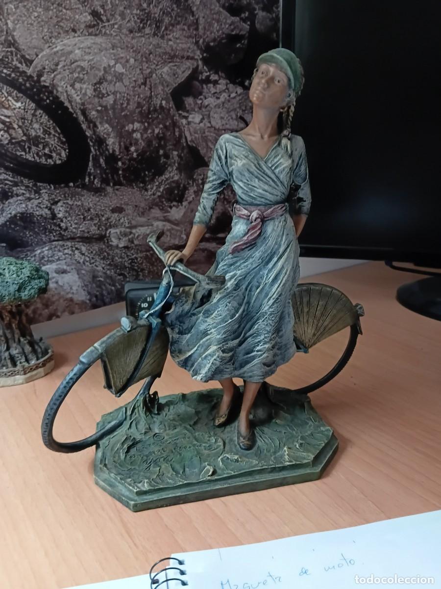 Arte: Figura decorativa . Mujer en bicicleta . - Foto 1