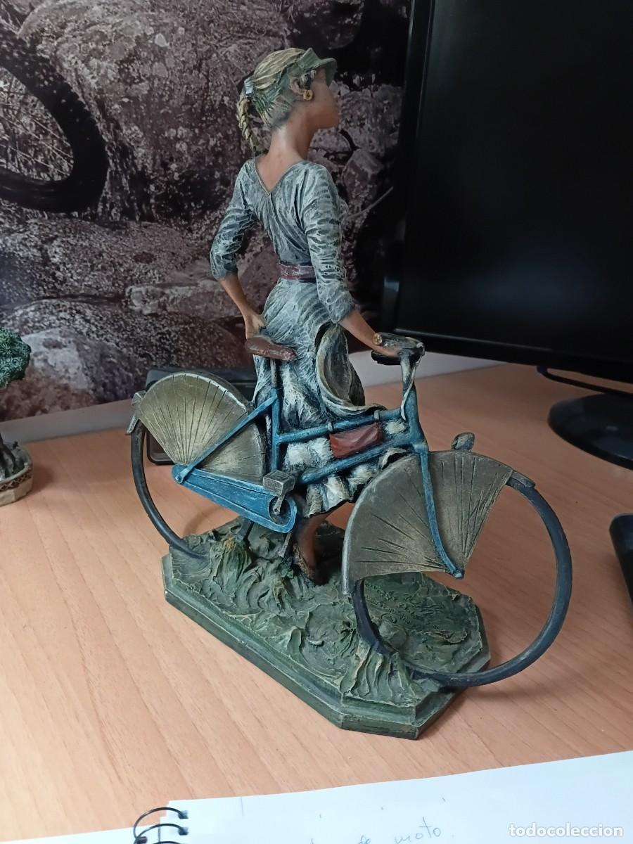 Arte: Figura decorativa . Mujer en bicicleta . - Foto 2