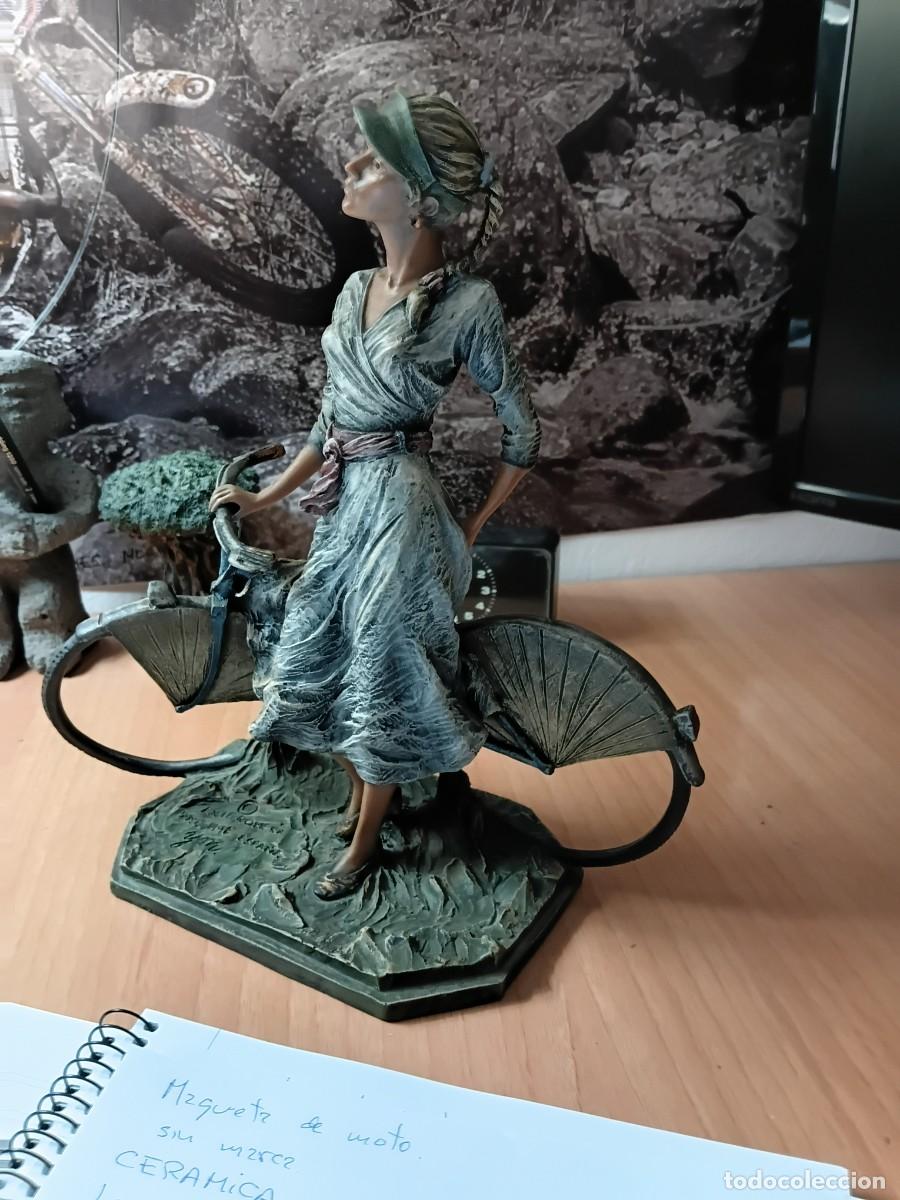 Arte: Figura decorativa . Mujer en bicicleta . - Foto 3