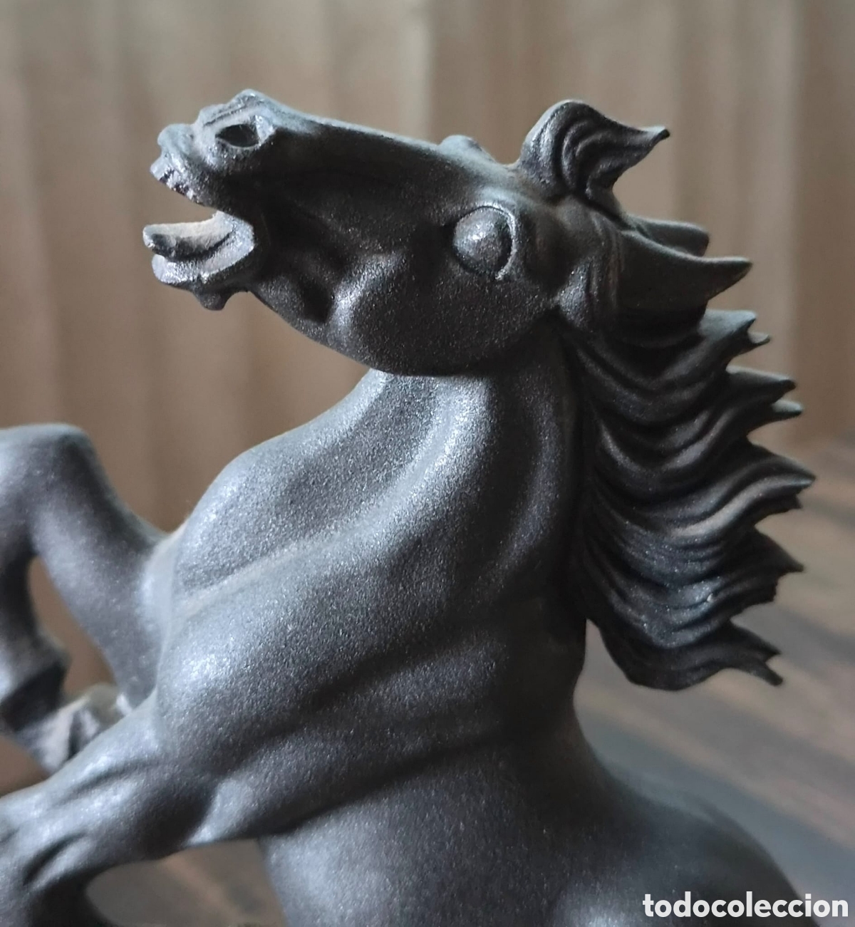 Arte: Elegante Escultura de Caballo en Bronce/Resina con Base de M&aacute;rmol (1,2 kg)