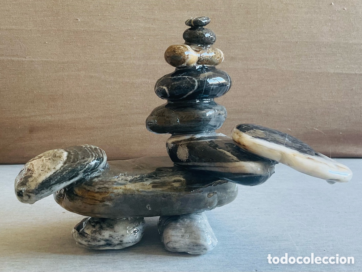 Arte: La memoria del mar Mediterr&aacute;neo 2. Escultura con piedras naturales de la playa.