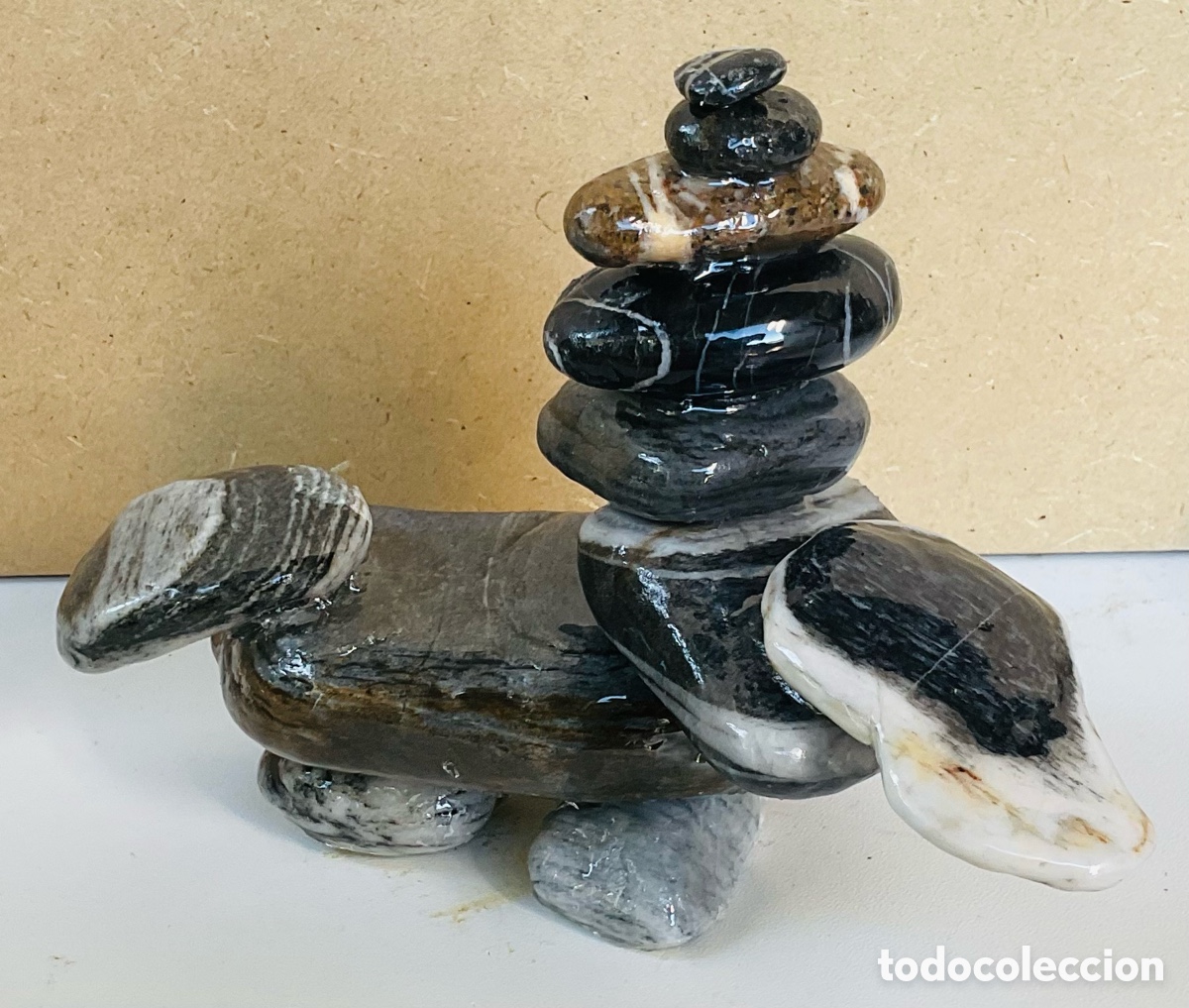 Arte: La memoria del mar Mediterr&aacute;neo 2. Escultura con piedras naturales de la playa.