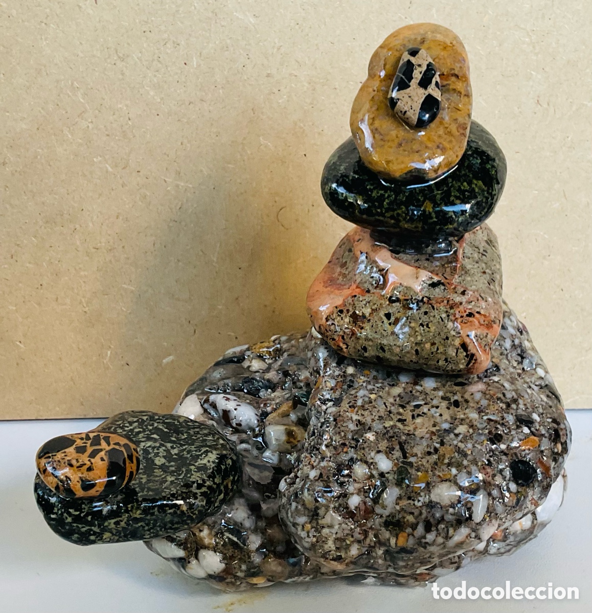 Arte: Memoria del mar Mediterr&aacute;neo 3. Escultura con piedras naturales de la playa.