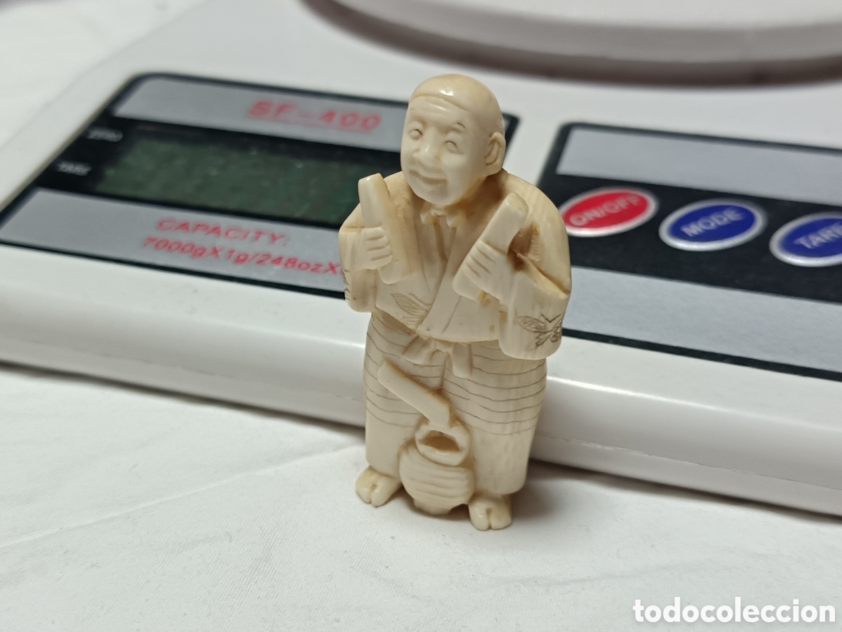 Arte: ANTIGUA FIGURITA JAPONESA TALLADA, TIPO NETSUKE, FIRMADA EN LA BASE