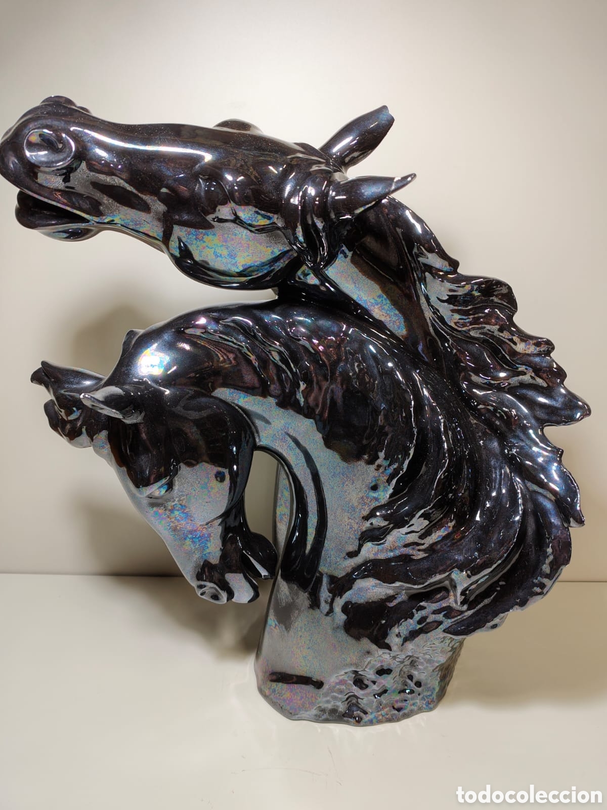 Art: Escultura cabezas de caballos entrelazados de Cer&aacute;mica de Manises Pandora.