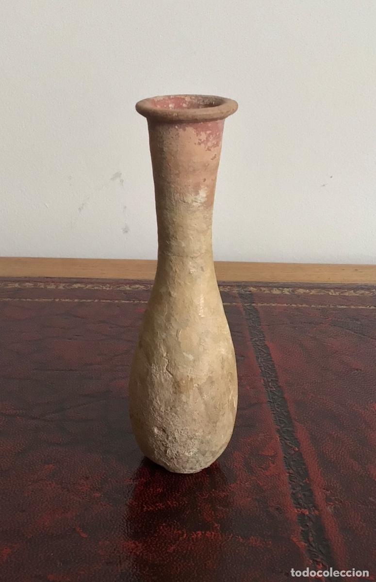Arte: Ung&uuml;entario; Roma, siglo I-II d.C. Cer&aacute;mica. 12,5 x 4 cm. Arqueolog&iacute;a.