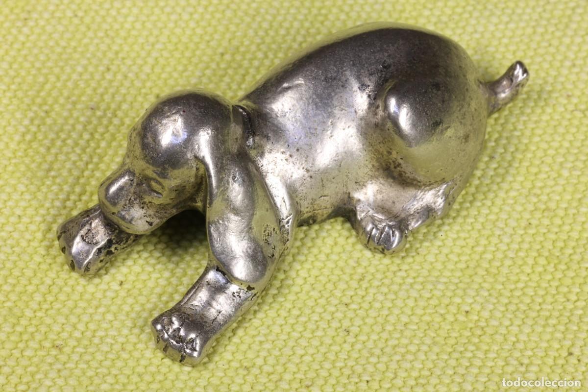 Arte: Escultura perro acostado. Beagle. Miniatura. Sculpture of a lying-down dog. Beagle. Miniature.