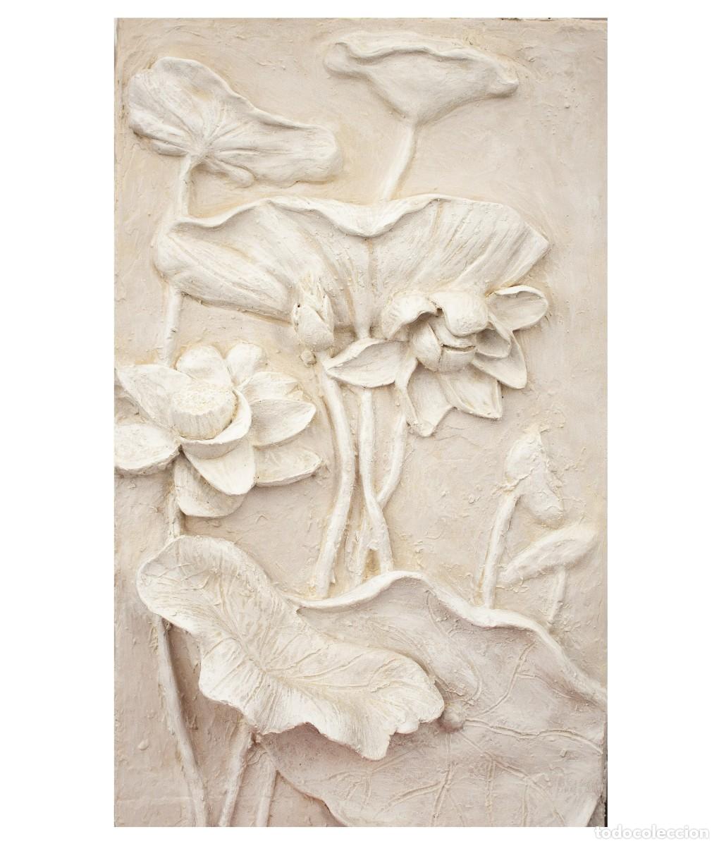 Art: Relieve con flores. Bajorrelieve. Decoraci&oacute;n de pared.